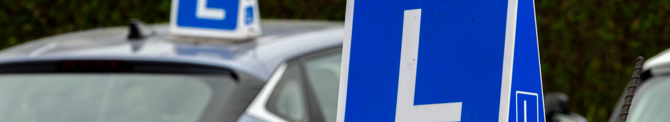 Learn how to drive: Practical class B hours with manual and automatic cars and theoretical training through theory.ee. Flexible timetable and location selection; valid driver’s medical certificate required for the beginning.