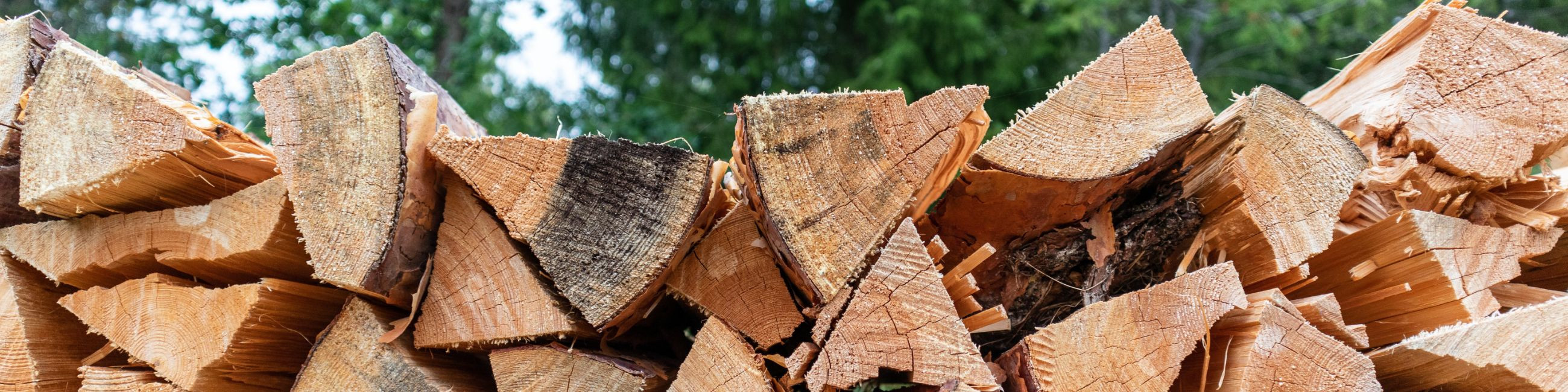 küttepuud, küttepuude müük, küttepuude tootmine, puuraie, ladustamine, transport, Lõhutud küttepuud, puude lõhkumine