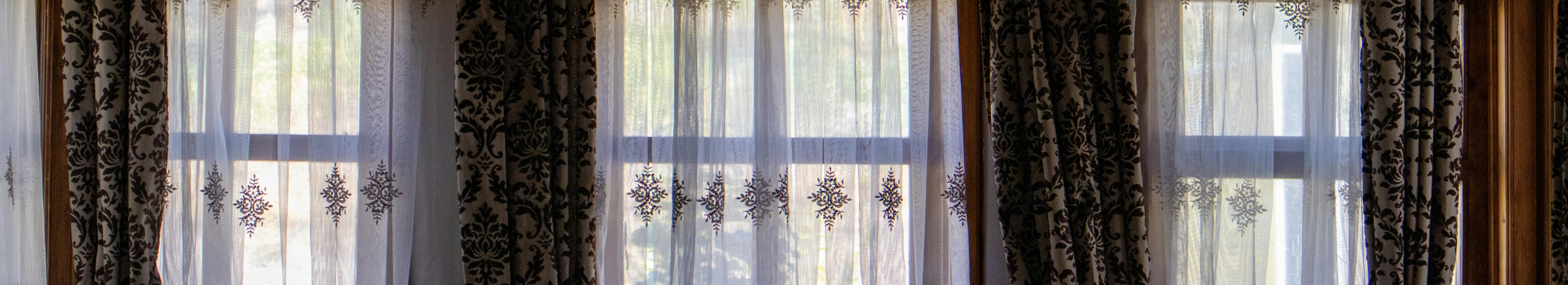 Loome kohandatud kardinad ja tekstiililahendused, mis sobituvad ruumi mõõtude, stiili ja vajadustega. Terviklik sisustusdisain aitab tuua koju või äriruumi hubasust, privaatsust ja viimistletud ilmet.