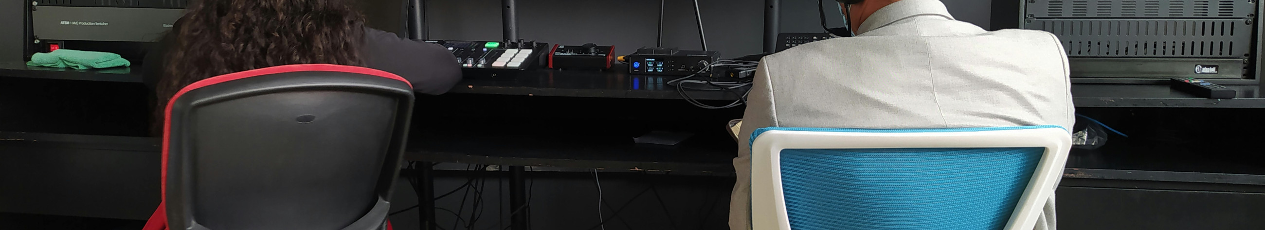 We offer a full service from the idea of broadcasting: from conception, studio and field viewings to postproduction and sound processing. We coordinate all production and logistics, reducing your burden and ensuring a professional result.