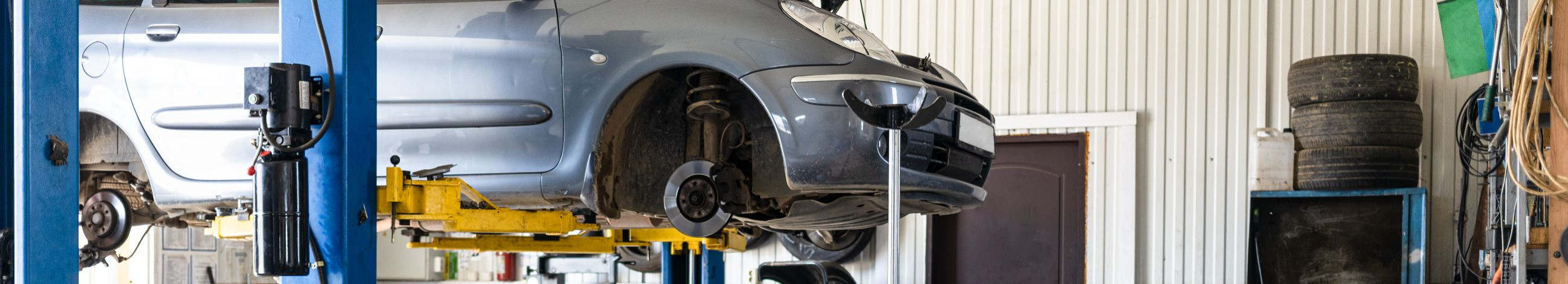 motor recovery, car chassis repair shops, alignment and balancing of wheels, suspension repair and maintenance, repair of brake system, maintenance services for rolling stock, overheating solutions, oil leak corrections, correcting scratches, suspension repair