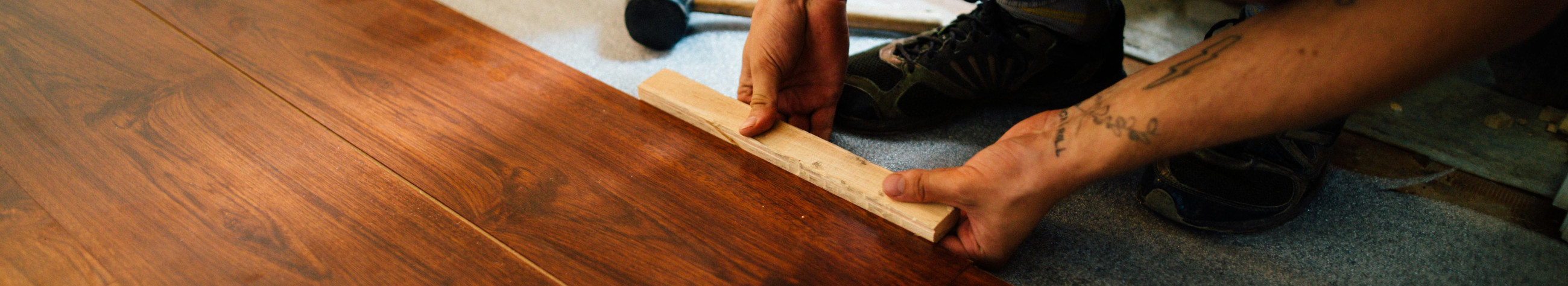 We help to install and maintain floors, doors and furniture both at home and in businesses. The work can be done professionally and comfortably.