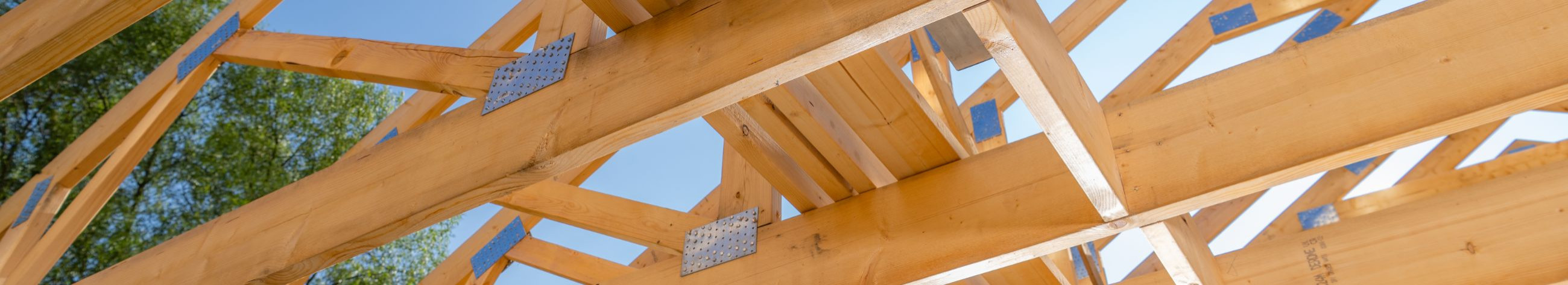 Ettevõte tegeleb puitkarkassmajade ja katusefermide professionaalse paigaldusega. Pakutakse terviklahendusi alates projekteerimisest ja konsultatsioonist kuni kvaliteetse ehitustöö teostamiseni.