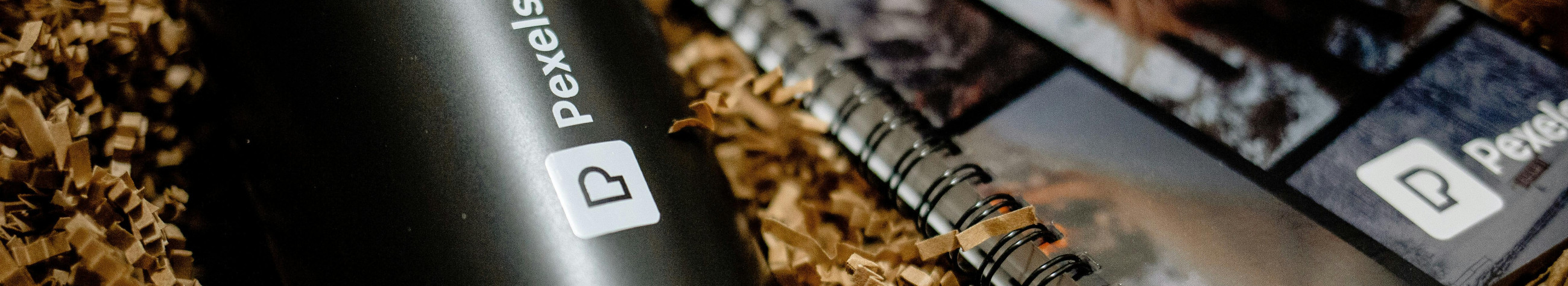 We help companies and event organizers to choose, label and order branded advertising products and gift kits. We offer a wide range, logo layout confirmation and delivery across Europe.