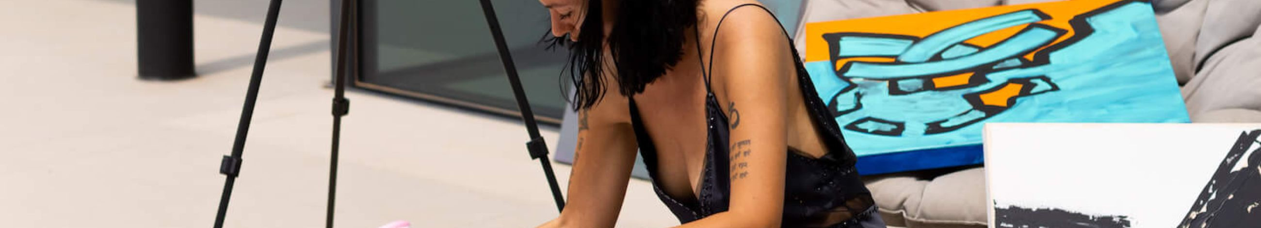 Julia Romanova on Siberis sündinud abstraktne kunstnik, kes on saanud mõjutusi Venemaalt ja Aasiast ning elab praegu Hispaanias. Tema modernseid ja minimalistlikke teoseid on eksponeeritud Euroopa galeriides.