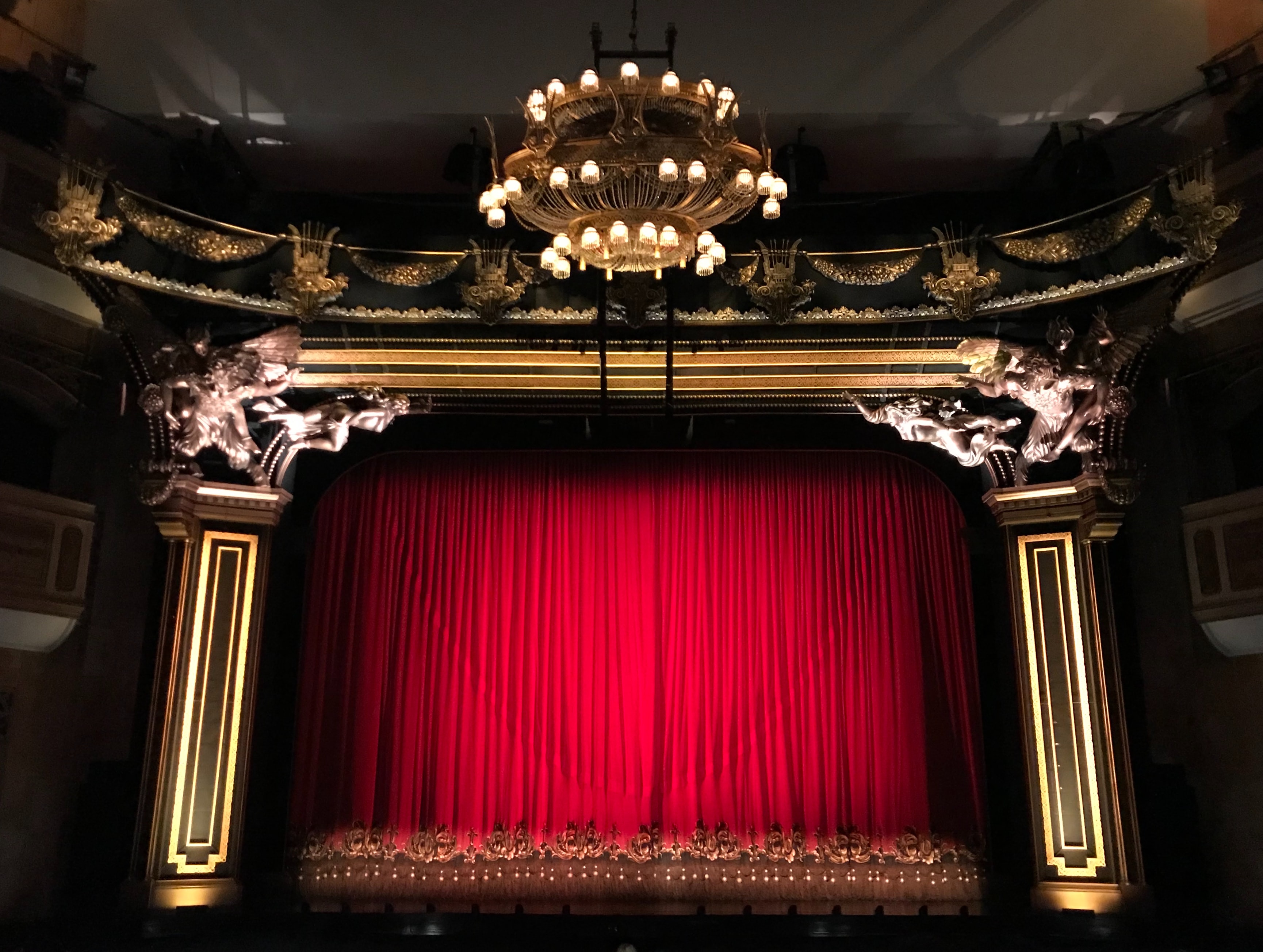 Teatri-, jms hoonete käitus Antsla vallas