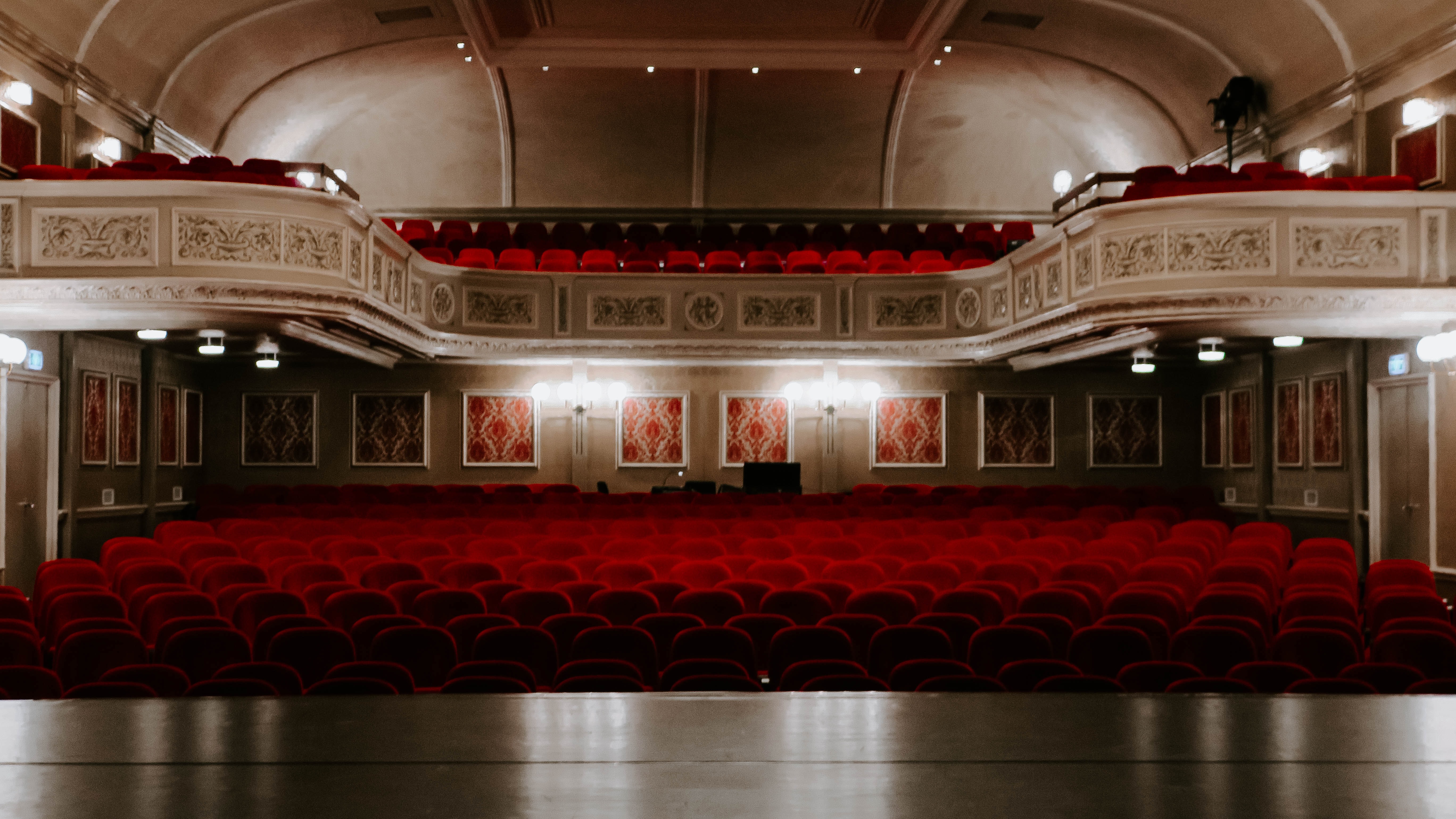 Teatri-, jms hoonete käitus Eestis