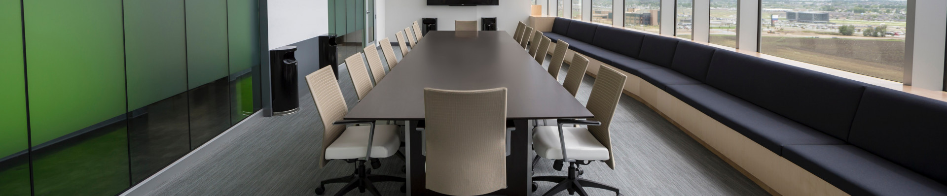 Lahendused kontorisse ja kodukontorisse Seisukist - reguleeritavad lauad, ergonoomilised toolid, akustilised paneelid, koosolekulauad, kapid jpm.
