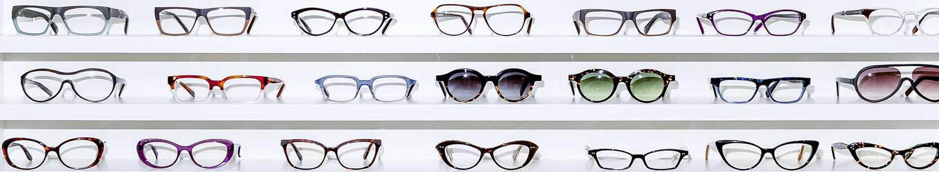 Efektoptika prillipoe salongist leiad hoolikalt valitud disainer prille ja kvaliteetseid klaase igas hinnaklassis. Meie optometristid viivad läbi profesionaalse silmakontrolli ja abistavad just Sulle sobivate prillide valikul! Kauplusest leiad laias valikus päikeseprille, kontaktläätsesid ja palju muid prille. Teeme ka prillidele remonti.