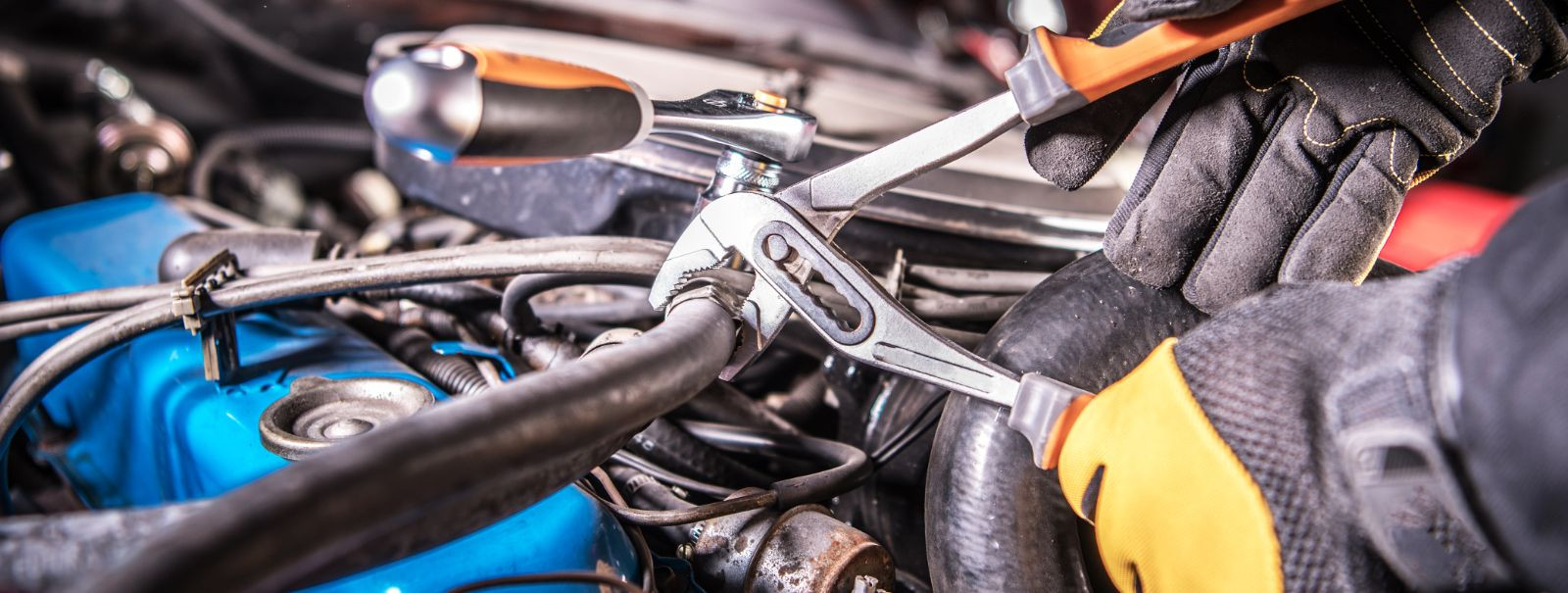 As a vehicle owner or business managing a fleet, understanding the signs of car trouble can save you time and money, ensuring safety on the road. Here are five 