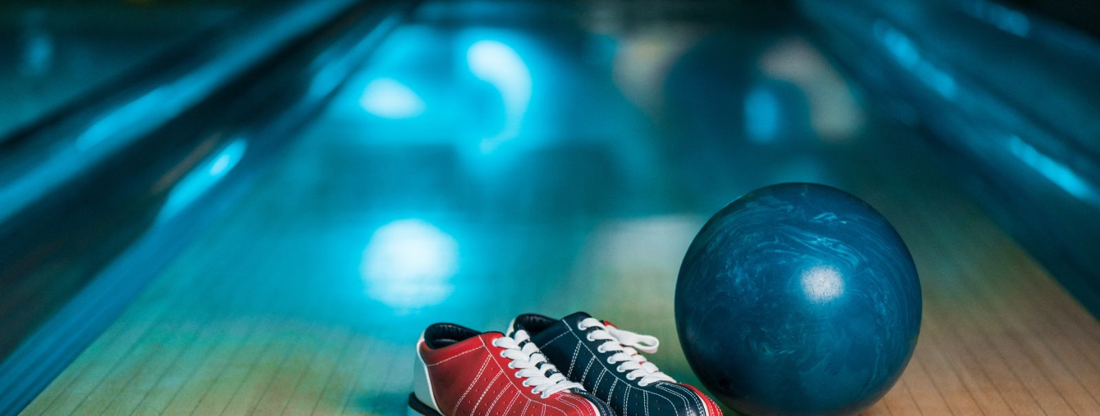 Õige bowlingukuuli valimine on kriitiline otsus, mis võib oluliselt mõjutada teie mängu. Olgu te siis kogenud proff või juhuslik harrastaja, õige kuul võib para