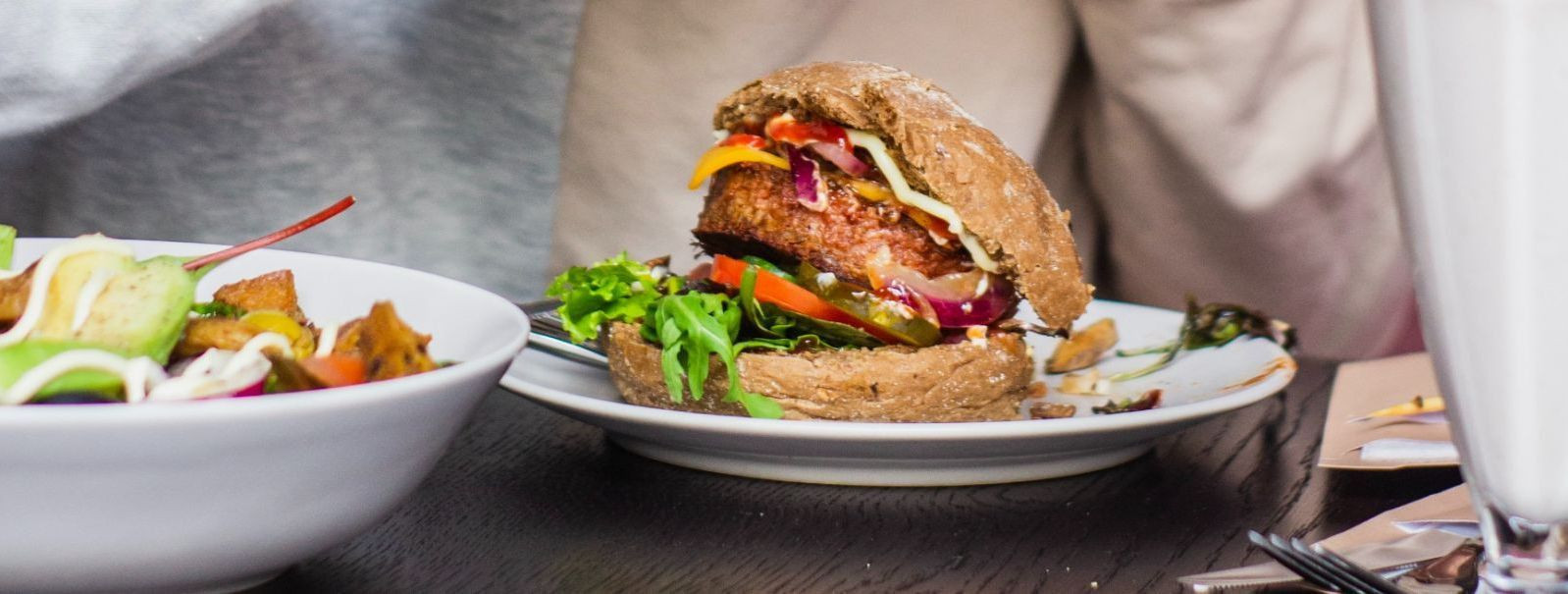 Lihagurmaanide jaoks pole midagi paremat kui mahla täis burgeri hammustamine. See on kogemus, mis paitab maitsemeeli ja rahuldab hinge. Selles postituses sukeld