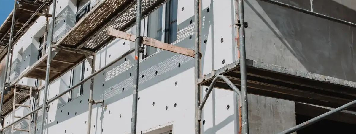 Kui on vaja oma kodu soojustada, on õige materjali valimine oluline nii mugavuse kui ka kulutõhususe seisukohast. Vahtplastist isolatsioon on muutunud ehitusfir