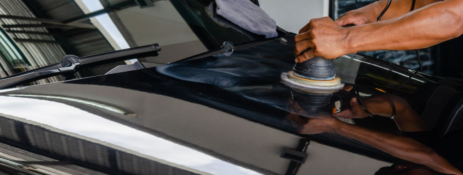 Ceramic wax is a cutting-edge product in the world of car care that combines the benefits of traditional carnauba wax with advanced nanotechnology. This hybrid 