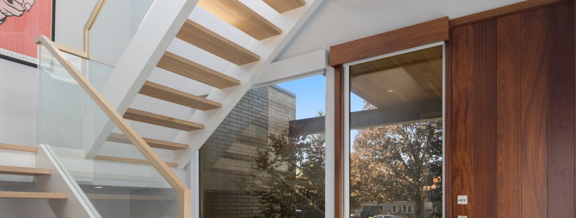 Klaasist trepipiirded on populaarsed, kuna need pakuvad mitmeid eeliseid, näiteks:    1. Heledus : Klaas lisab trepile heledust ja valgust, mis teeb ruumist ava