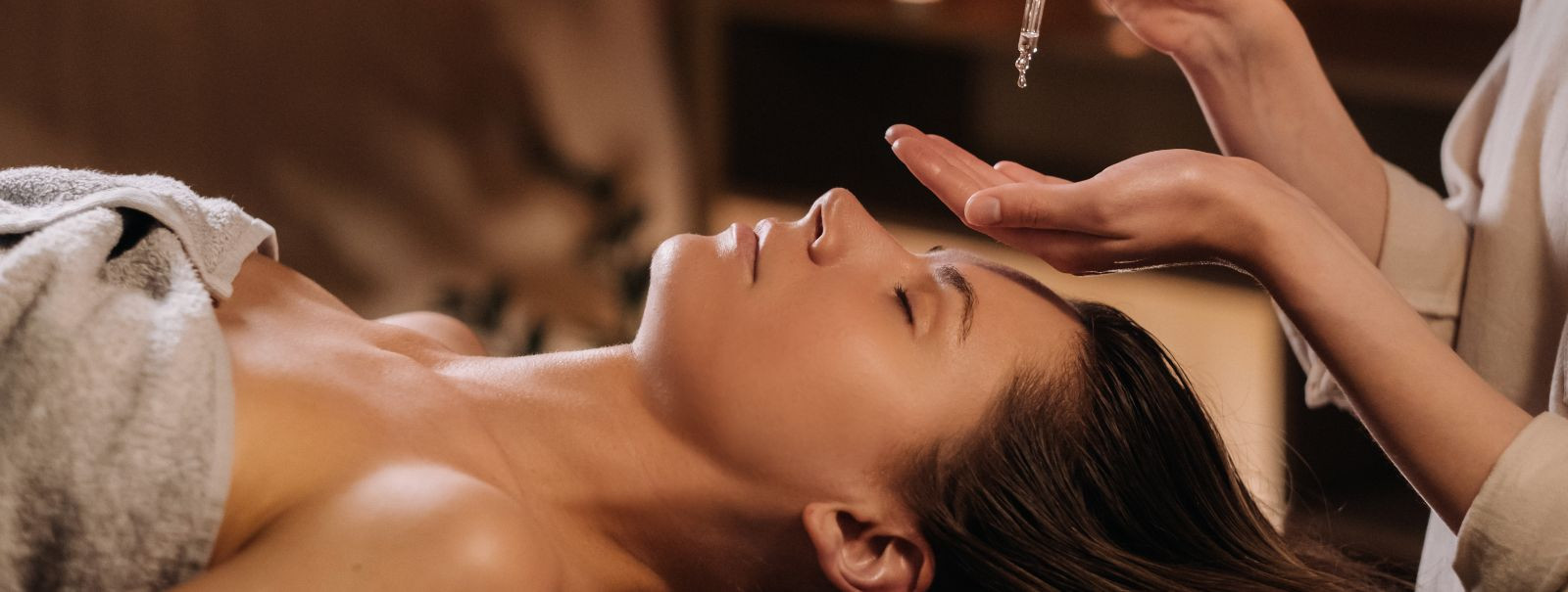 Aroomimassaaž, tuntud ka kui aroomiteraapia massaaž, on terapeutiline praktika, mis ühendab eeterlike õlide looduslikud tervendavad omadused massaažiteraapia ra