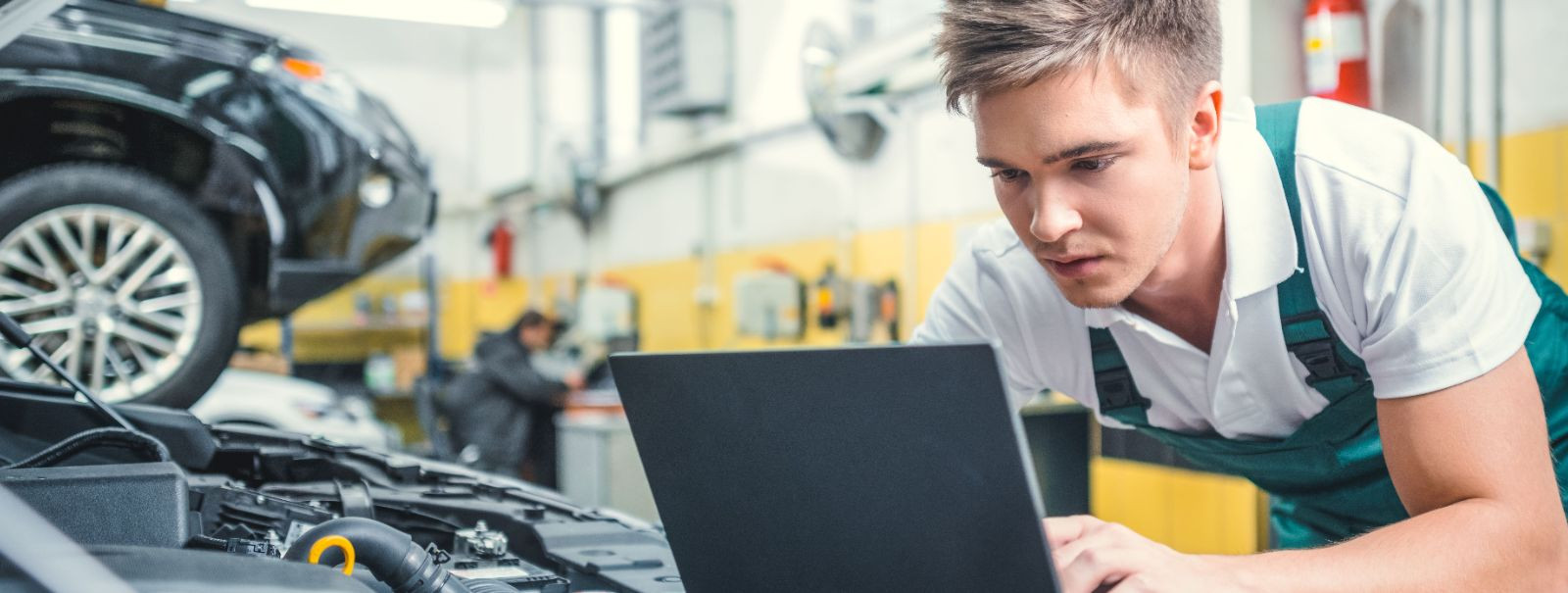 Autotööstus on viimastel aastakümnetel läbi teinud märkimisväärse muutuse, kus elektroonika mängib selles arengus keskset rolli. Alates põhilistest elektrisüste