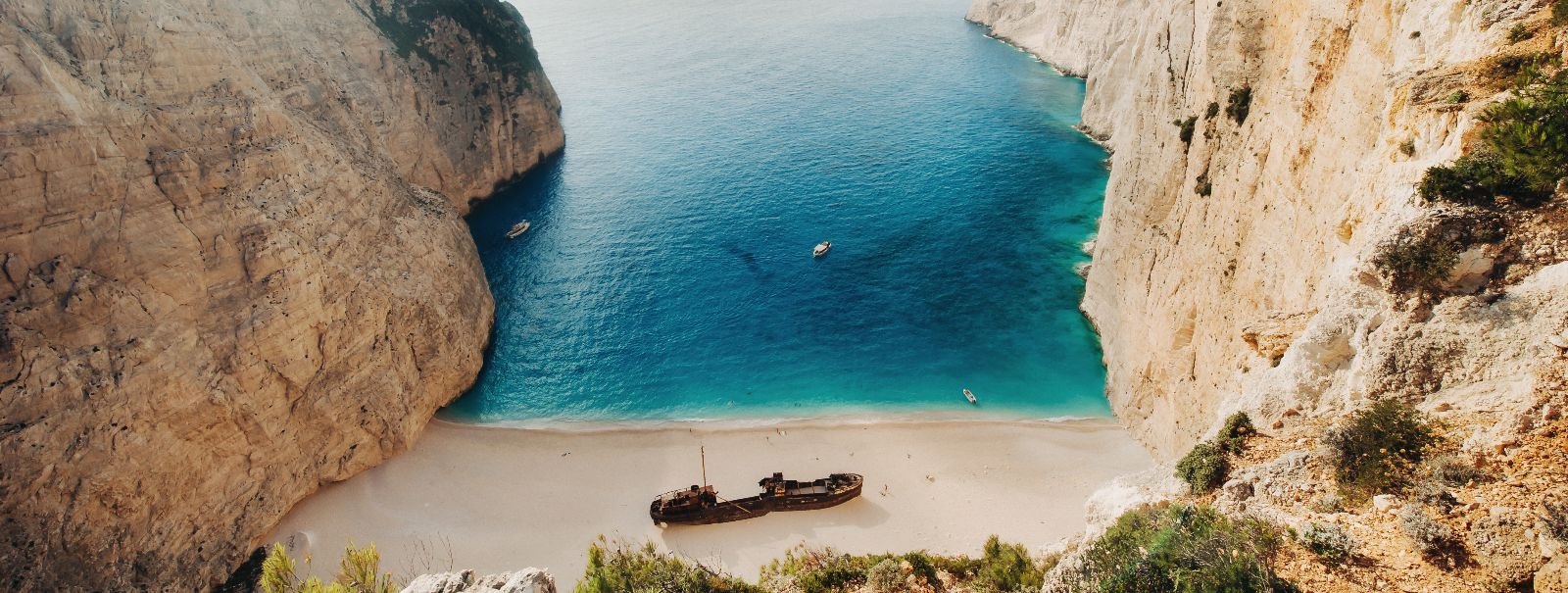 Kreeka on riik, mis on sünonüüm päikesepaisteliste randade, türkiissiniste vetega ja rikaste ajalooliste paikadega. Kuigi paljud reisijad kogunevad populaarsete