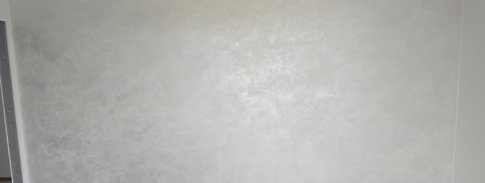 Dekoratiivviimistlus on võimas tööriist, mis võimaldab anda kodule täiesti värske iseloomu – ja seda palju loomingulisemalt kui lihtsalt seinte katmine uue mate