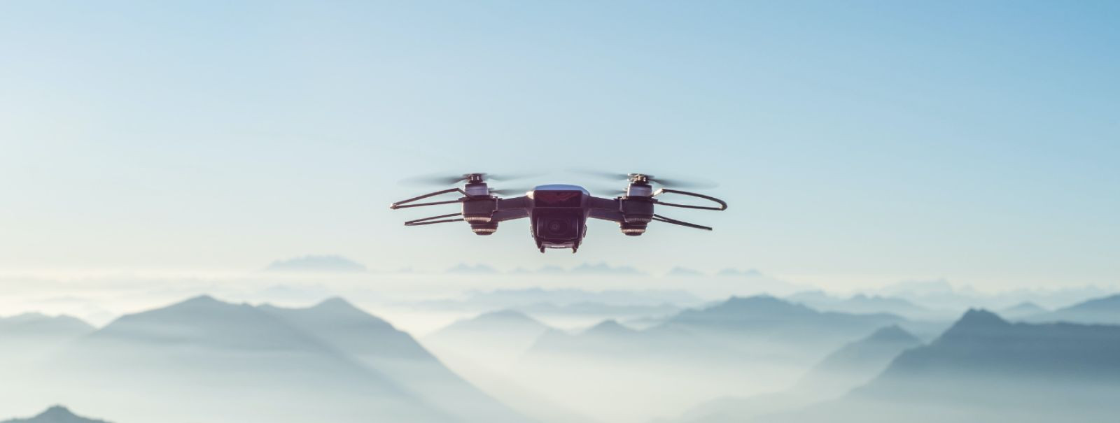 Droonivideograafia viitab videomaterjali jäädvustamisele kasutades mehitamata õhusõidukeid (UAV), mida tuntakse üldiselt kui droone. See tehnoloogia on revoluts