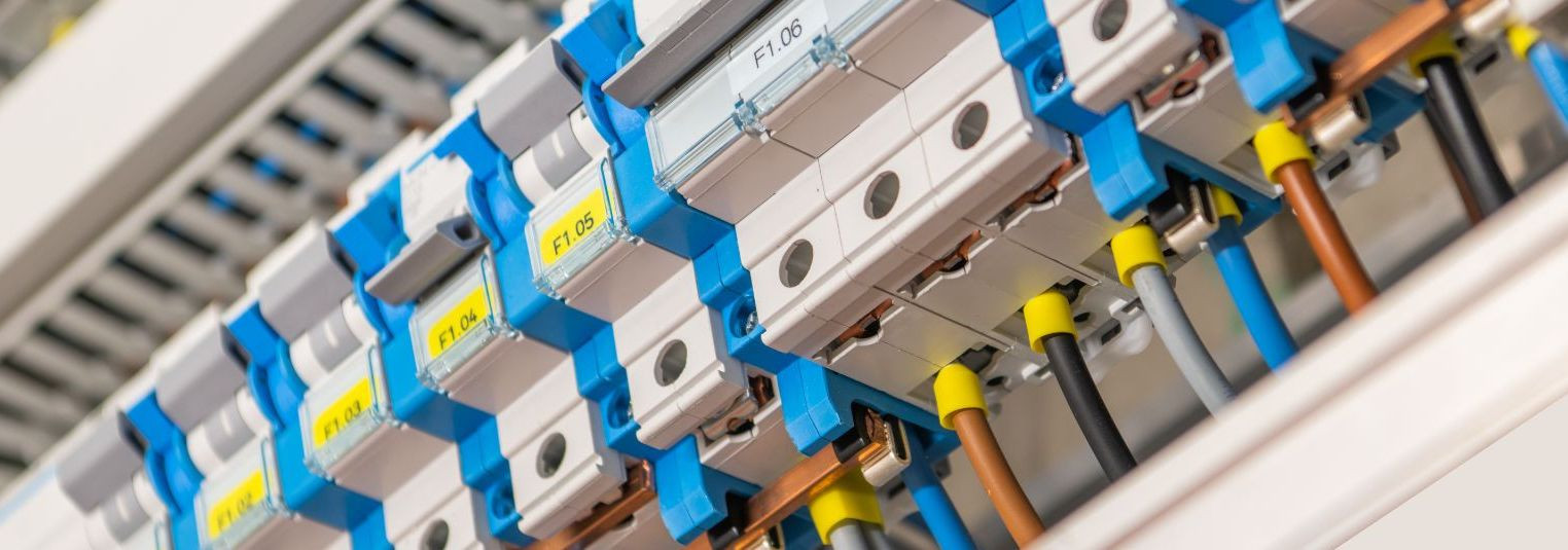 Elektripaigaldise ohutus on ülimalt oluline aspekt, mida ei saa alahinnata. Üks keerukamaid ja samas olulisemaid osi elektripaigaldise juures on kilbid ning õig