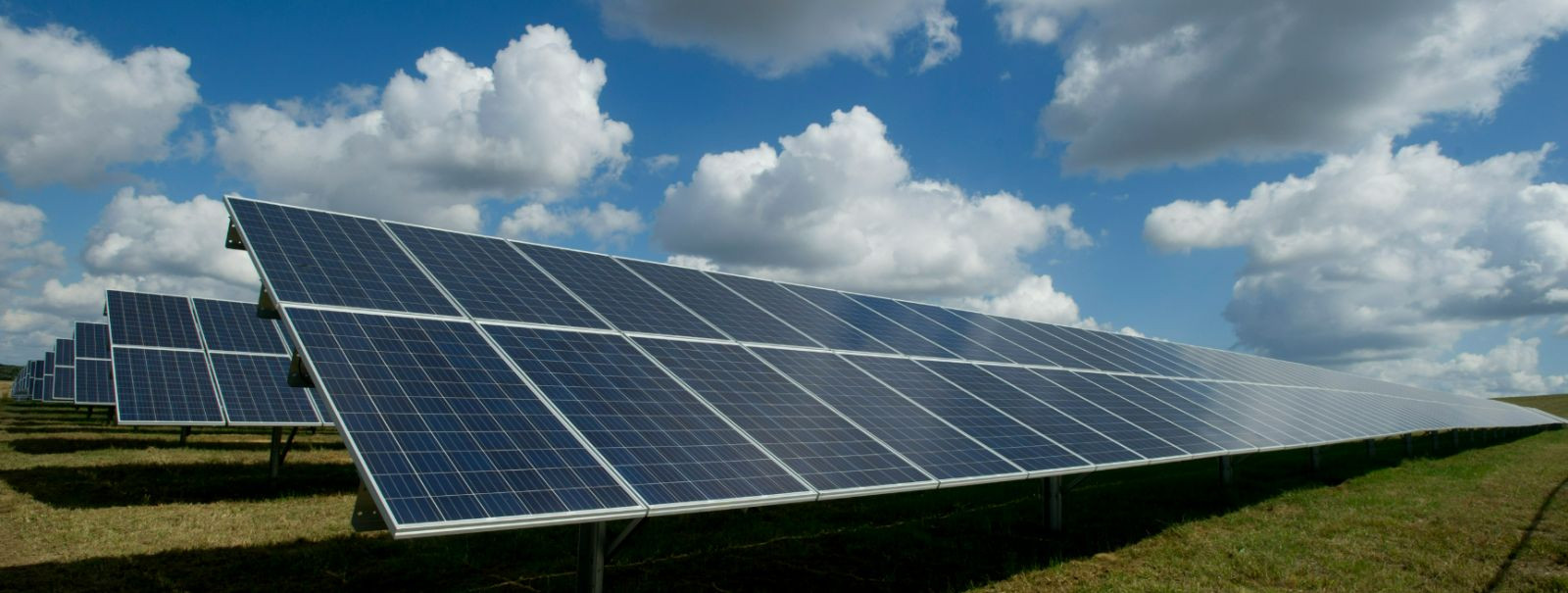 Päikeseenergiat kogutakse päikesekiirtest ja muudetakse elektrienergiaks kasutades fotogalvaanilist (PV) tehnoloogiat või päikesetermoelektrijaamu. Puhta ja taa
