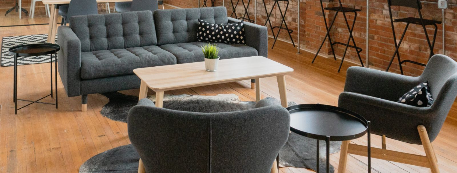 Eritellimusel valmistatud mööbel on kliendi või ruumi konkreetsetele nõuetele vastavalt kujundatud mööbel. Erinevalt masstoodangust on eritellimusel valmistatud