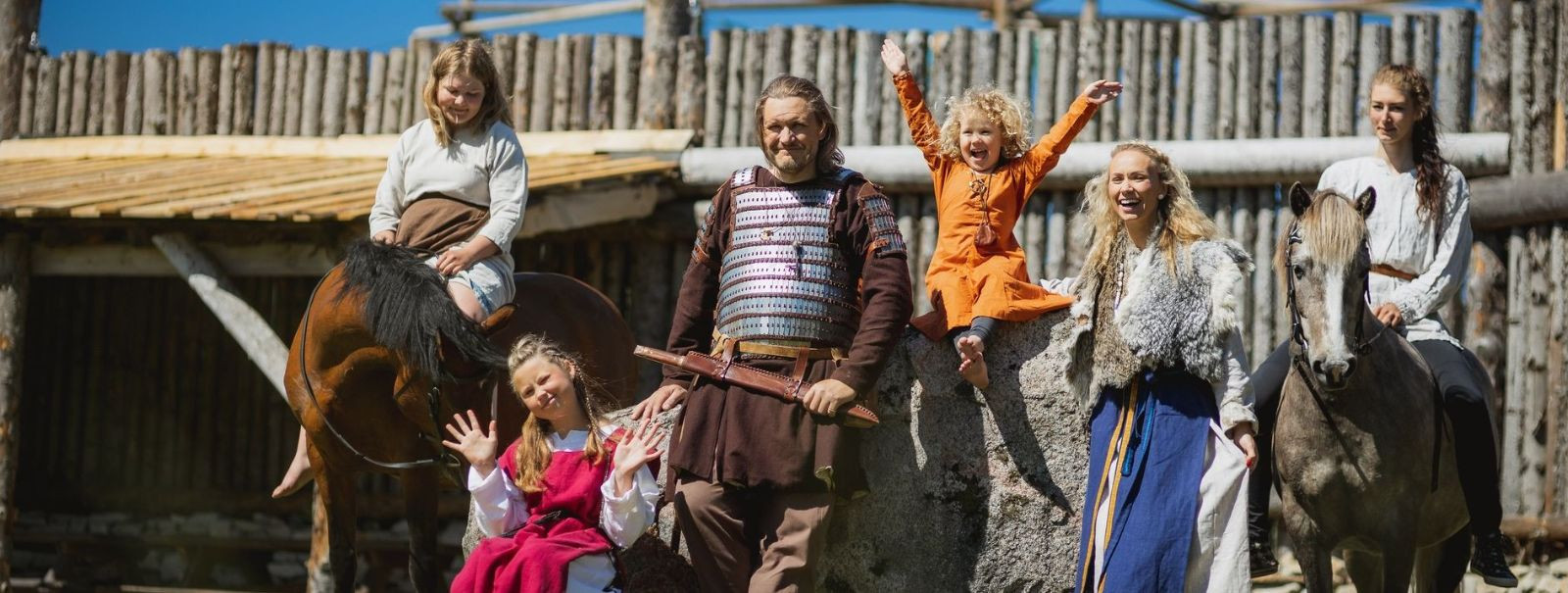Tere tulemast kuningriiki, kus mineviku kajad kohtuvad seiklusvaimuga - Saaremaa Viikingid OÜ. Asva Viikingiküla, mis asub Saaremaa südames, pole lihtsalt sihtk