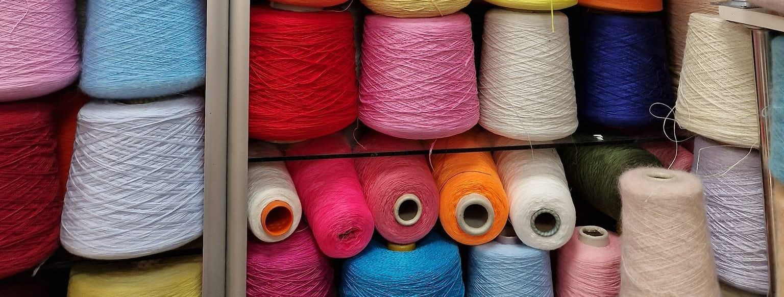 Tere tulemast meie lõngamaailma, kus kvaliteet ja mitmekesisus moodustavad sünergia, rikastades iga tekstiilikunstniku loometeed. Meie valik annab võimaluse ava