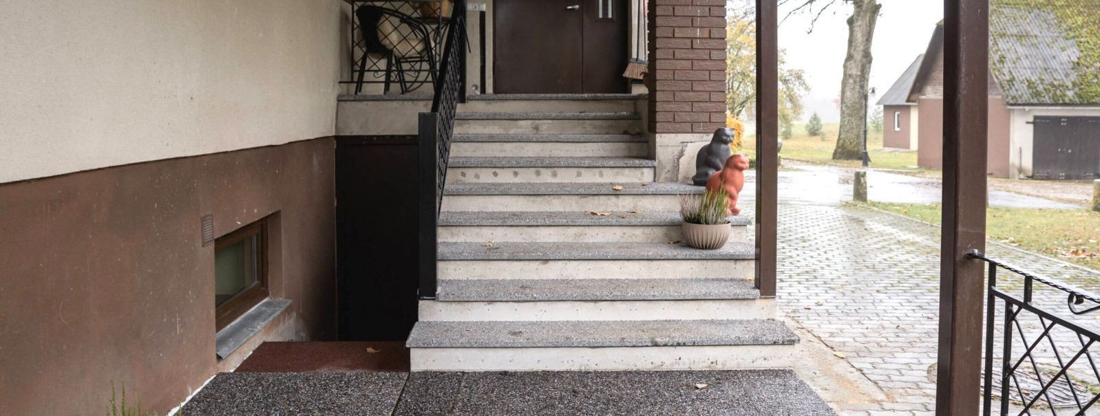 Welcome to TREPIPAIGALDUS OÜ, where we specialize in crafting robust and stylish outdoor staircases using concrete beams. Whether you're looking to replace an o
