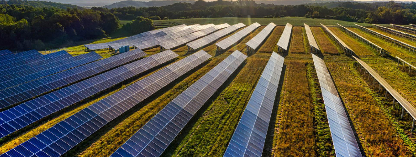 Oleme pühendunud taastuvenergia lahendustele, kuid peamiselt päikesepaneelide paigaldamisele.  
 Meie müügi- ja paigaldusmeeskond koosneb kogenud spetsialistid