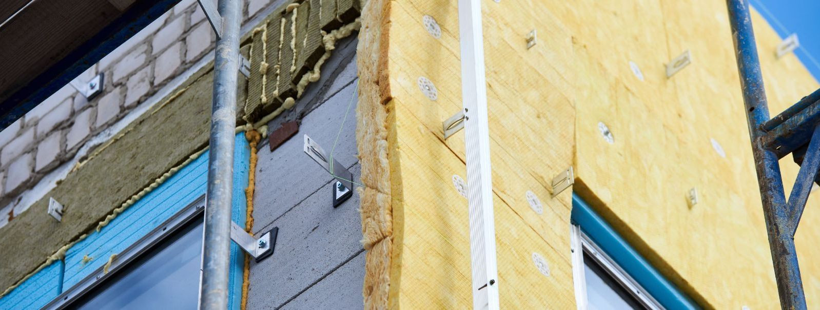 Fassaadide soojustus on tänapäeva ehituses üks kõige olulisemaid elemente, mis tagab hoonete energiatõhususe ja elukeskkonna mugavuse. Soojusisolatsioon ei ole 