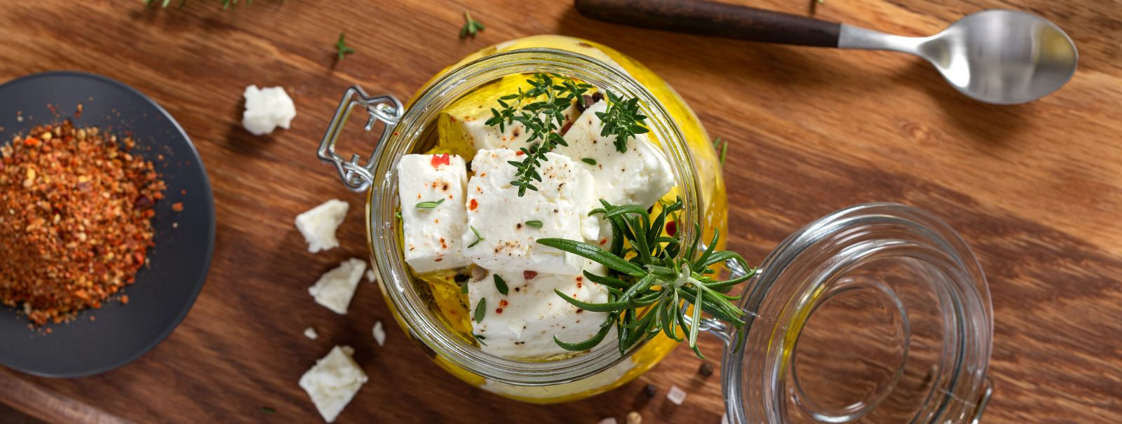 Feta Ziria on traditsiooniline Kreeka juust, mis paistab silma piimatoodete maailmas oma rikkaliku maitse ja kõrgekvaliteedilise tootmise poolest. Tuntud oma mu