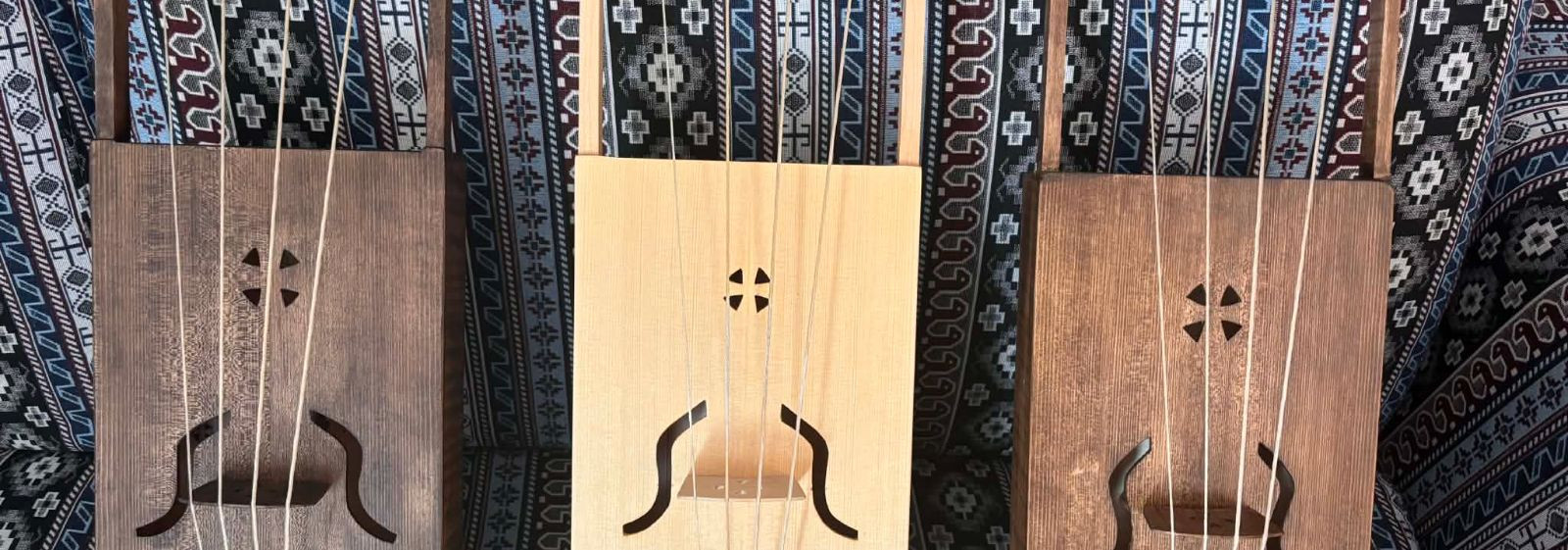 Autentne heli ja ajatu käsitöö: Hiiu kandle lugu  Hiiu kannelde valmistamine  Valmistan    hiiu kandleid    – pill, mis vormsirootslaste keeles kannab nime    t