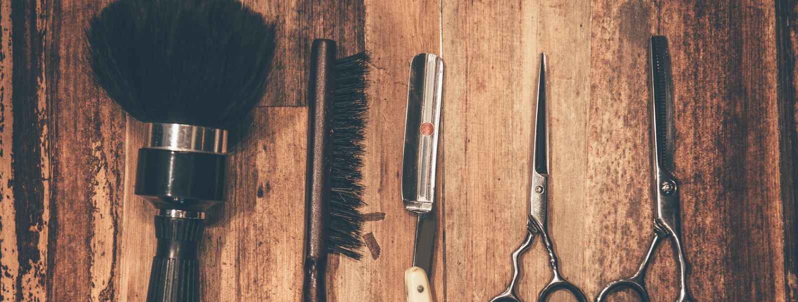 Viimastel aastatel oleme tunnistajaks olnud klassikalise habemeajamise märkimisväärsele taassünnile, trendile, mis on enamat kui lihtsalt juukselõikus. See rene