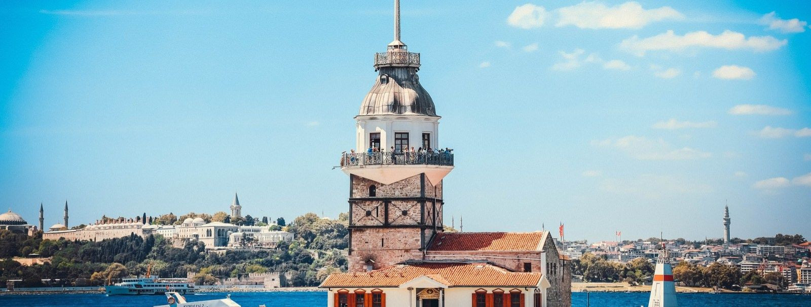 Istanbul, linn, mis asub kahe kontinendi vahel, on kultuuride ja ajalugude mosaiik. Linna strateegiline asukoht on teinud sellest tsivilisatsioonide risttee, al