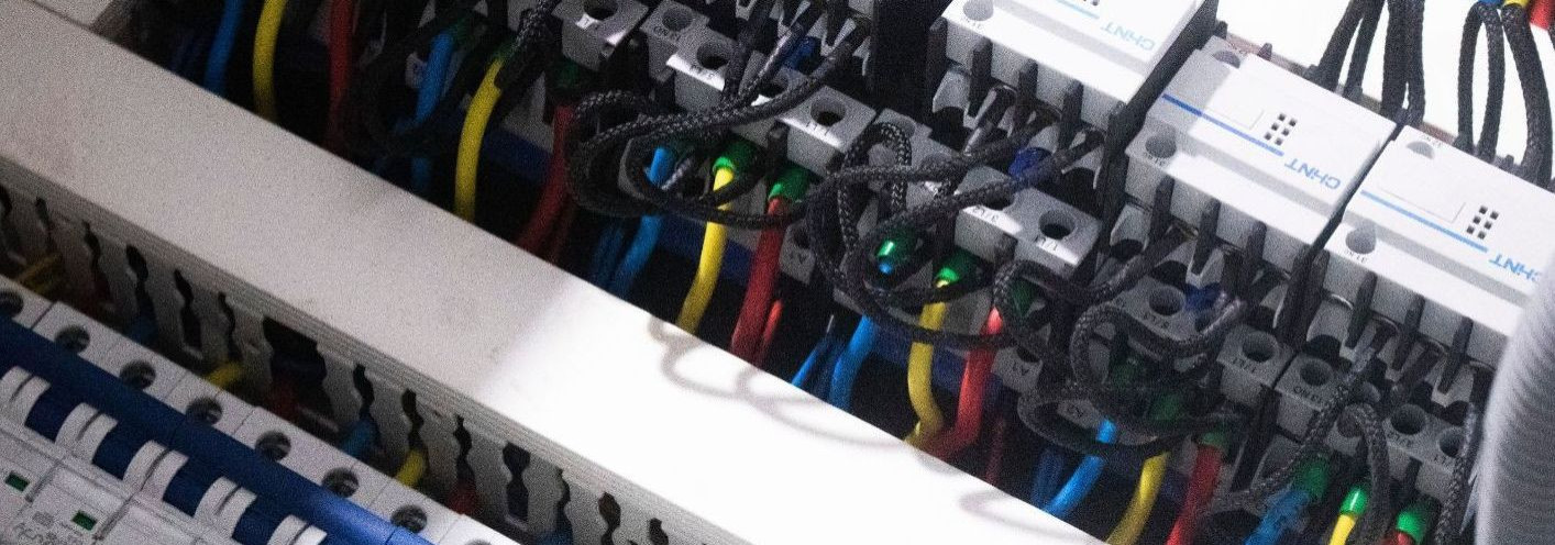 Jaotuskilbid - need märkamatult igapäevaelus esinevad seadmed on elektrisüsteemi südameks, hoides elektrivoogu õiges suunas ja tagades, et meie kodud ja ettevõt