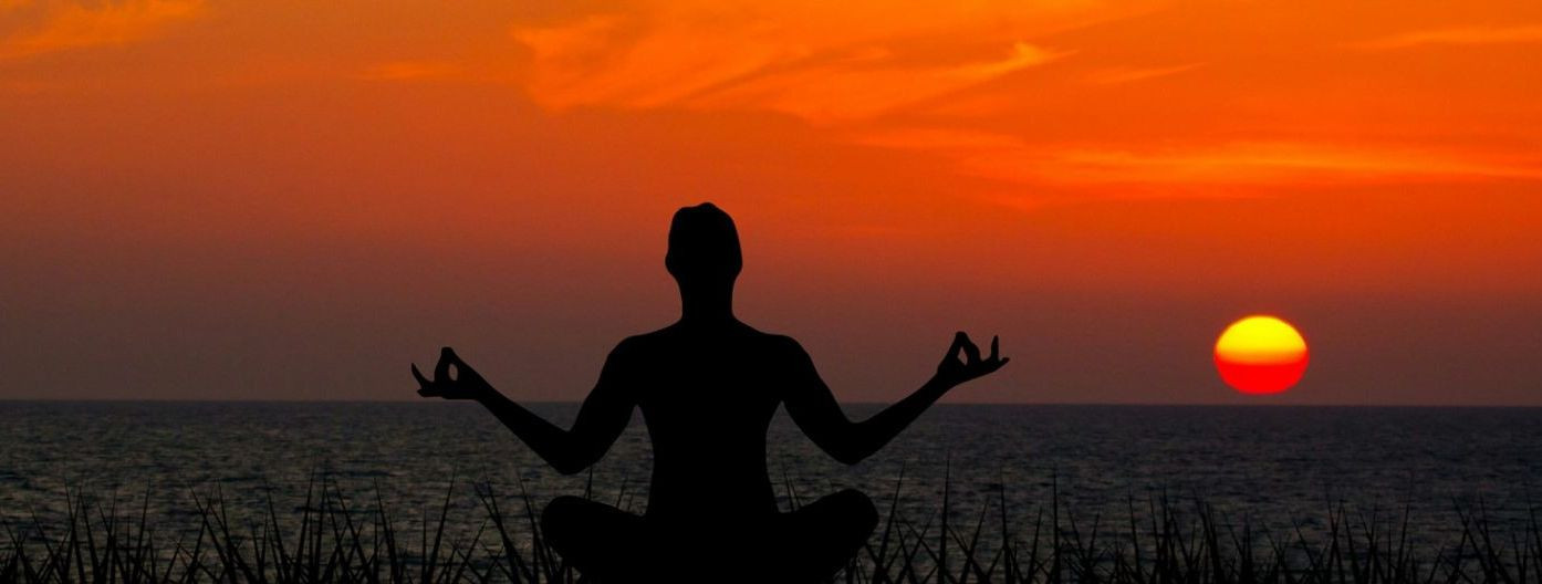 Jooga ja meditatsioon on mõlemad tavad, mis aitavad saavutada rahu ja tasakaalu oma keha ja vaimu vahel. Istumisasend on neis mõlemas oluline, kuid paljudel ini