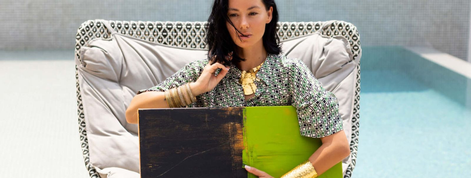 Julia Romanova on nimi, mis kõlab kunstihuviliste seas üle kogu maailma. Tuntud oma emotsionaalsete ja mõtlemapanevate teoste poolest, on Romanova loonud endale