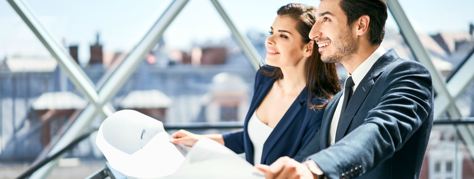 Arhitektuuri ja ehituse pidevalt arenevas maailmas kujundavad kaasaegset hoonete disaini pidevalt uued trendid, mis rõhutavad jätkusuutlikkust, tehnoloogiat ja 