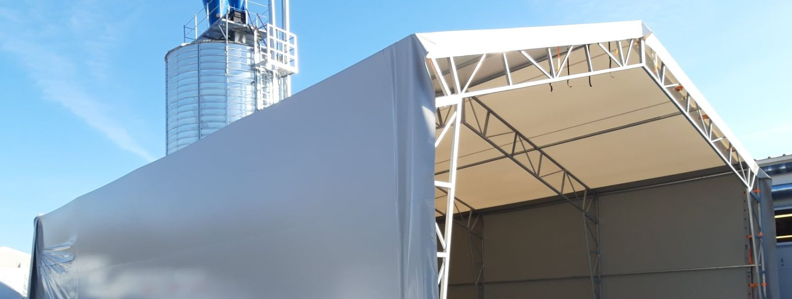 PVC halls, also known as fabric structures or tensioned membrane structures, are innovative storage solutions made from high-strength polyvinyl chloride (PVC) f