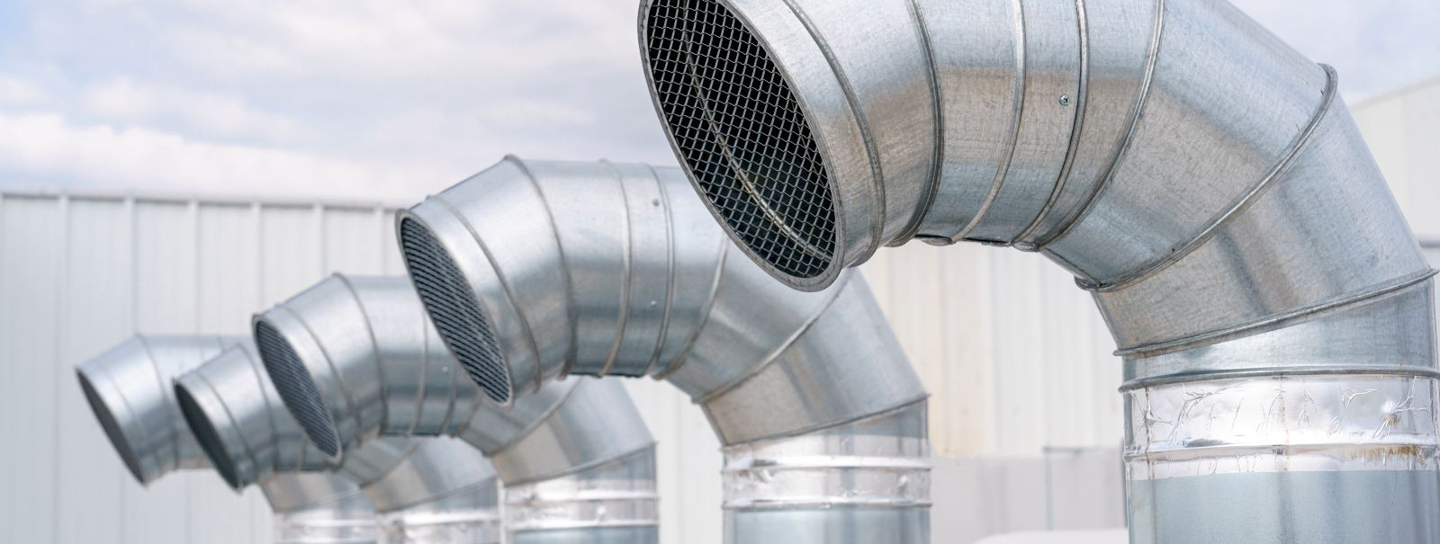 Õhukanalid on igas HVAC-süsteemis kriitilise tähtsusega, toimides teie kodu või hoone hingamisteede võrgustikuna. Nad ringlusesoojendatud või jahutatud õhku kog