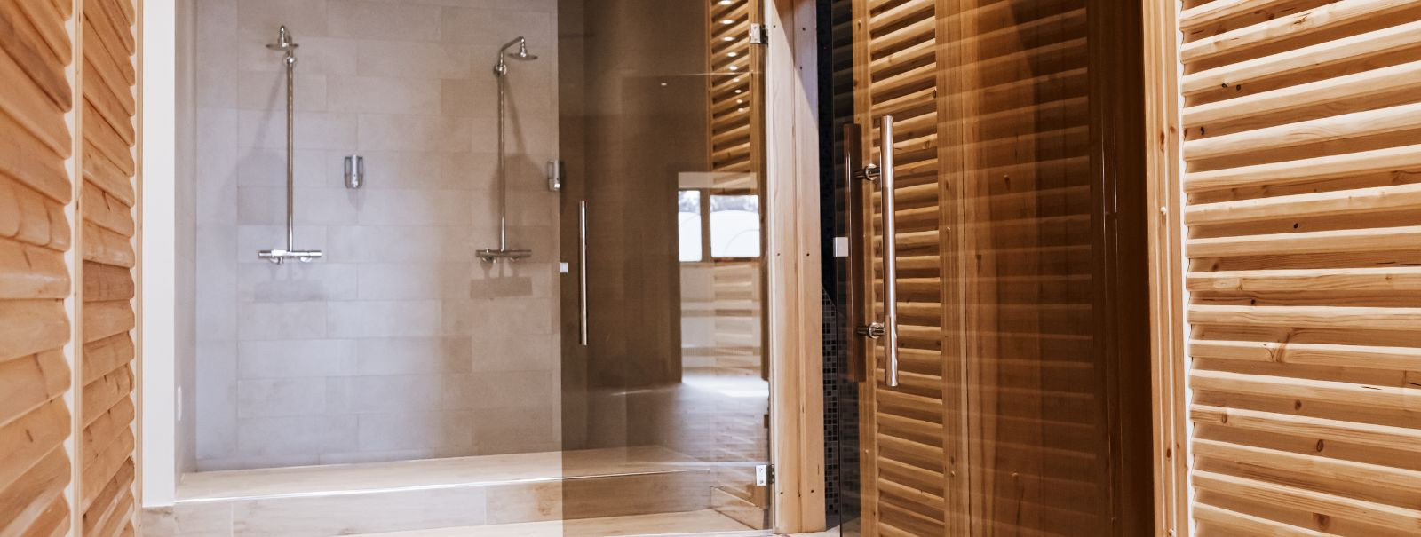 Kujutage ette sisenemist sauna, kus piirid teie ja rahuliku maastiku vahel on hägustunud tänu kohandatud klaasseinte puhtale elegantsile. Klaasi esteetiline vee