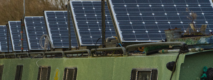 Matkaautode jaoks mõeldud päikesepaneelid on tavaliselt paigaldatud matkaauto katusele ja ühendatud aku või akupangaga, et pakkuda vajalikku elektrivõimsust mat