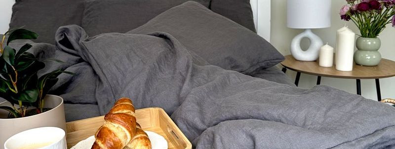 Satiinist voodilinad on luksuslik lisa igasse magamistuppa, pakkudes ...