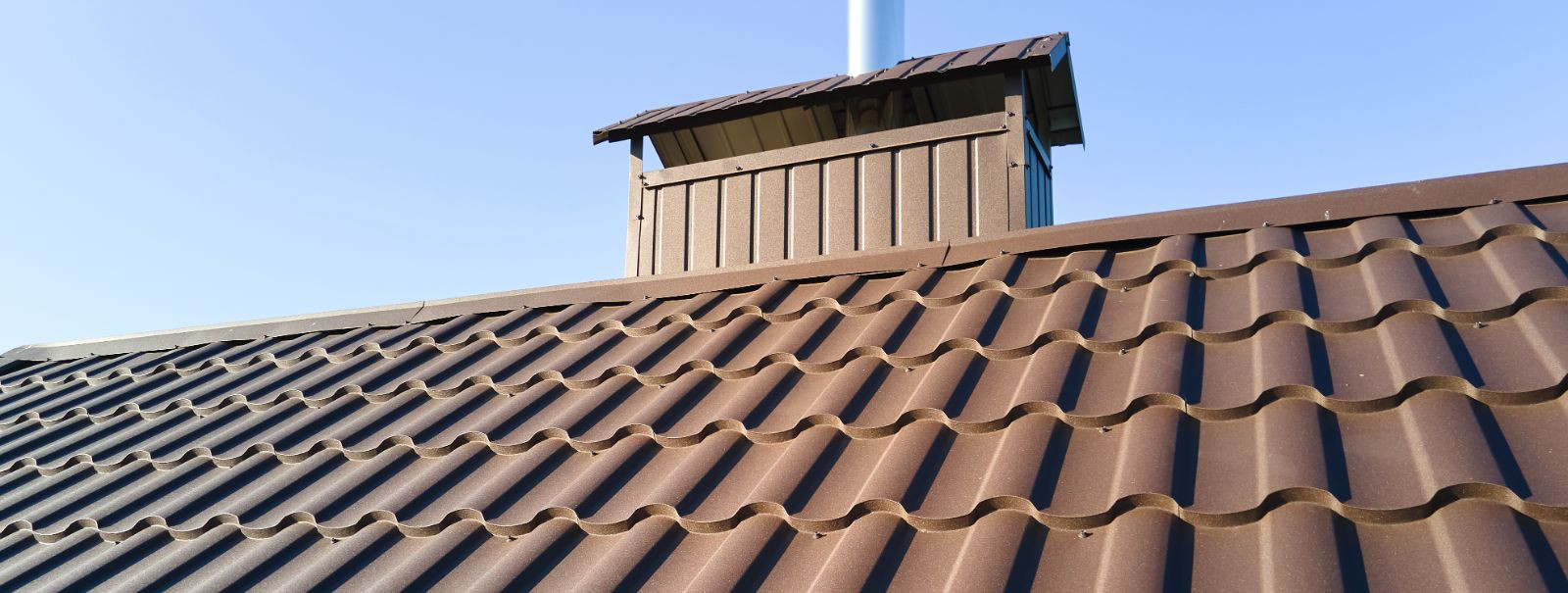 Teie kodu katuse seisukord on midagi, mida ei saa kunagi alahinnata. See toimib teie kodu kaitsekihina nii vihma kui ka lumetormide vastu ning tagab, et teie pe