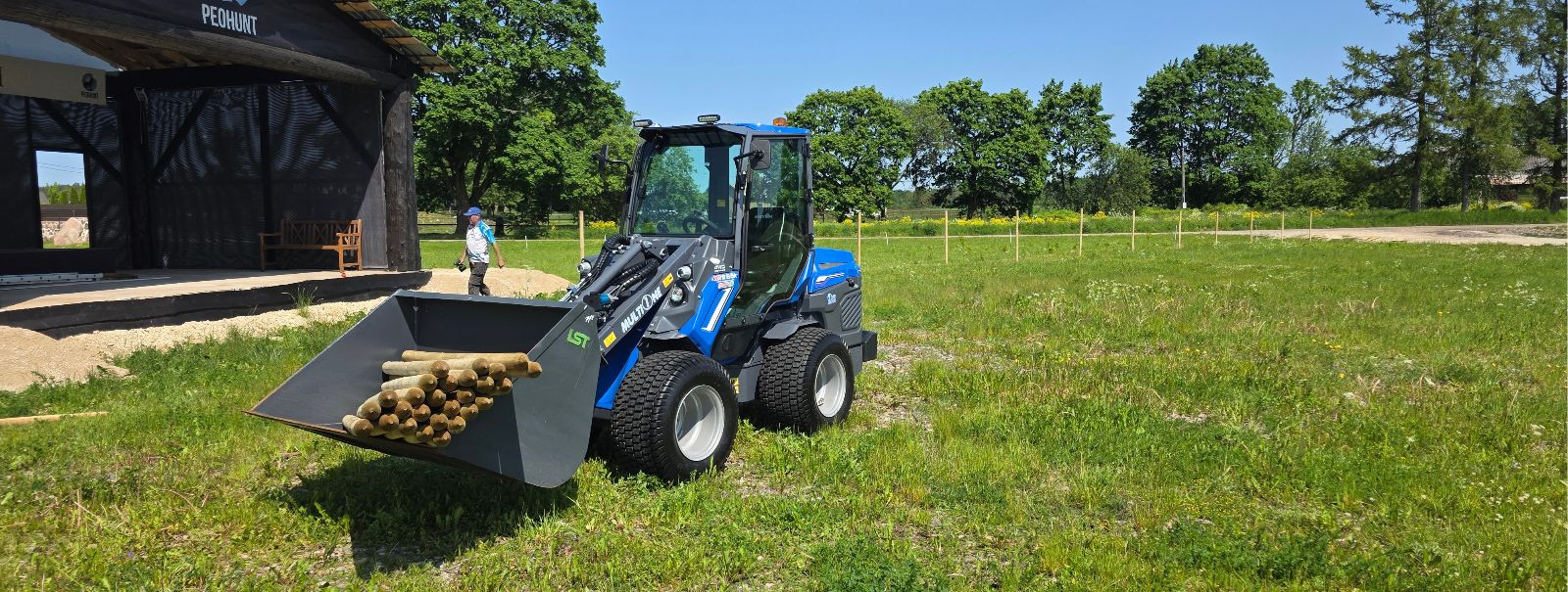 Minilaaduri teenus  pakub kiiret, efektiivset ja ohutut lahendust haljastuse, prahi ning lume koristuseks kohtades, kuhu suured masinad ligi ei pääse. Tänu komp