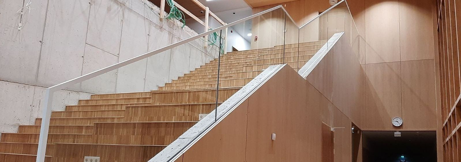 Klaaspiirded pakuvad siledat, kaasaegset esteetikat, mis võib ...