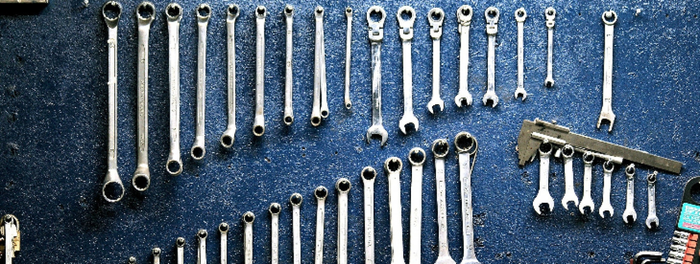 Tööriistade hooldus sõltub nende tüübist ja kasutusest. Enamik tööriistu vajab regulaarset puhastamist ja õli, et säilitada nende funktsionaalsus ja pikendada e