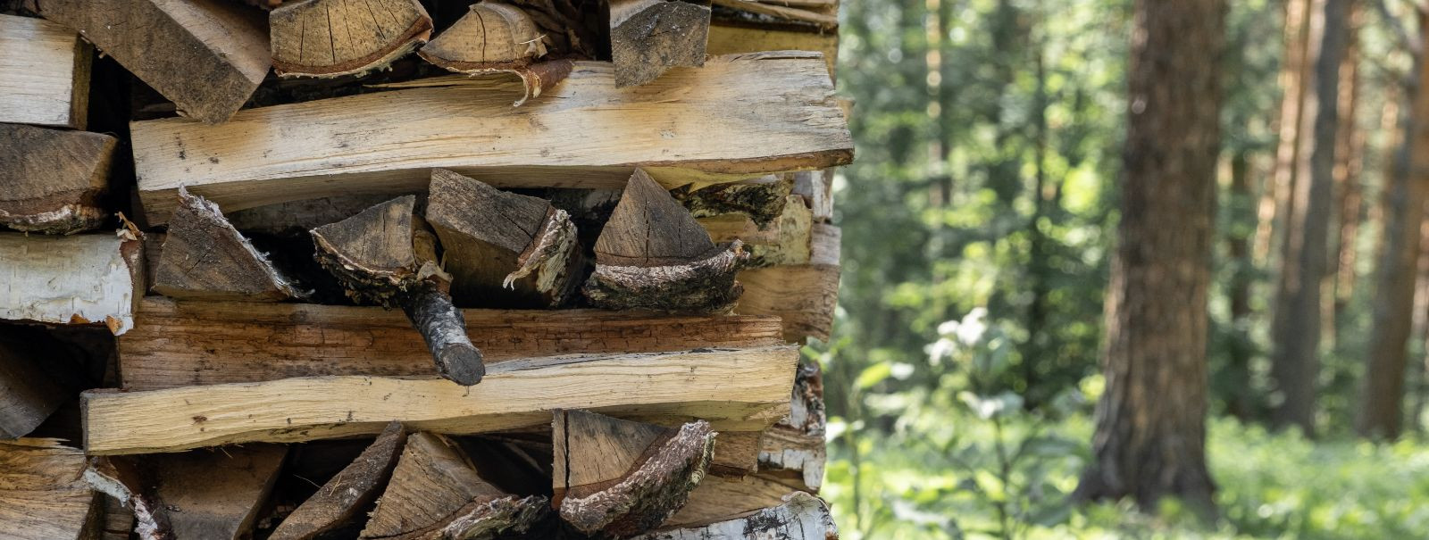 Storing firewood efficiently is crucial for maintaining its quality and heating value. Proper storage ensures that wood burns effectively, producing maximum hea